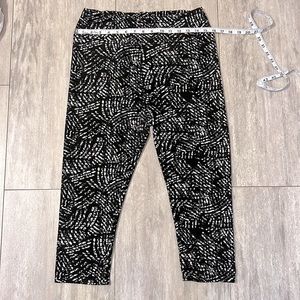 Simple Addiction Black and White Capri Leggings- Size L/XL